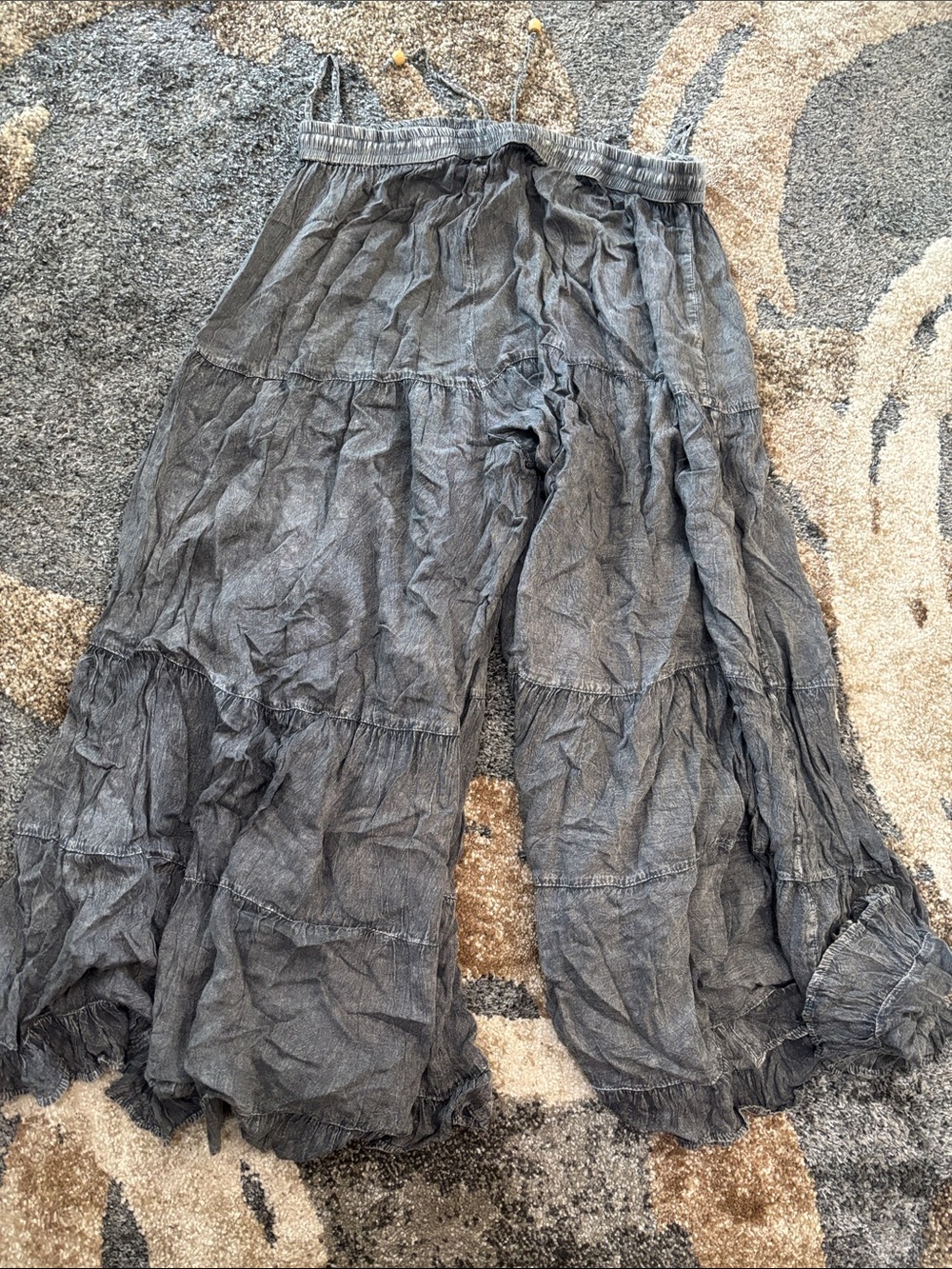 Women's Gray Tiered Crinkle Wide-Leg Trousers - Picture 2 of 4